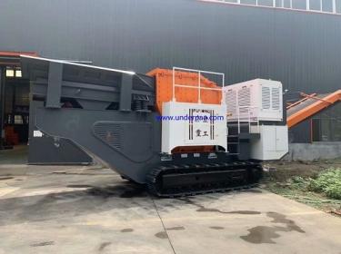 Steel track undercarriage for mobile crushing station